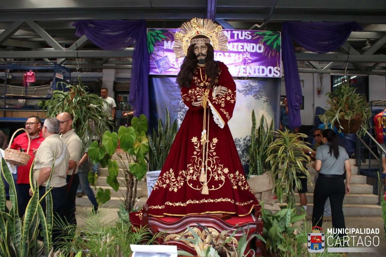 Solemne Vía Crucis con imagen colonial del Nazareno marca la fe en el Mercado Municipal de Cartago