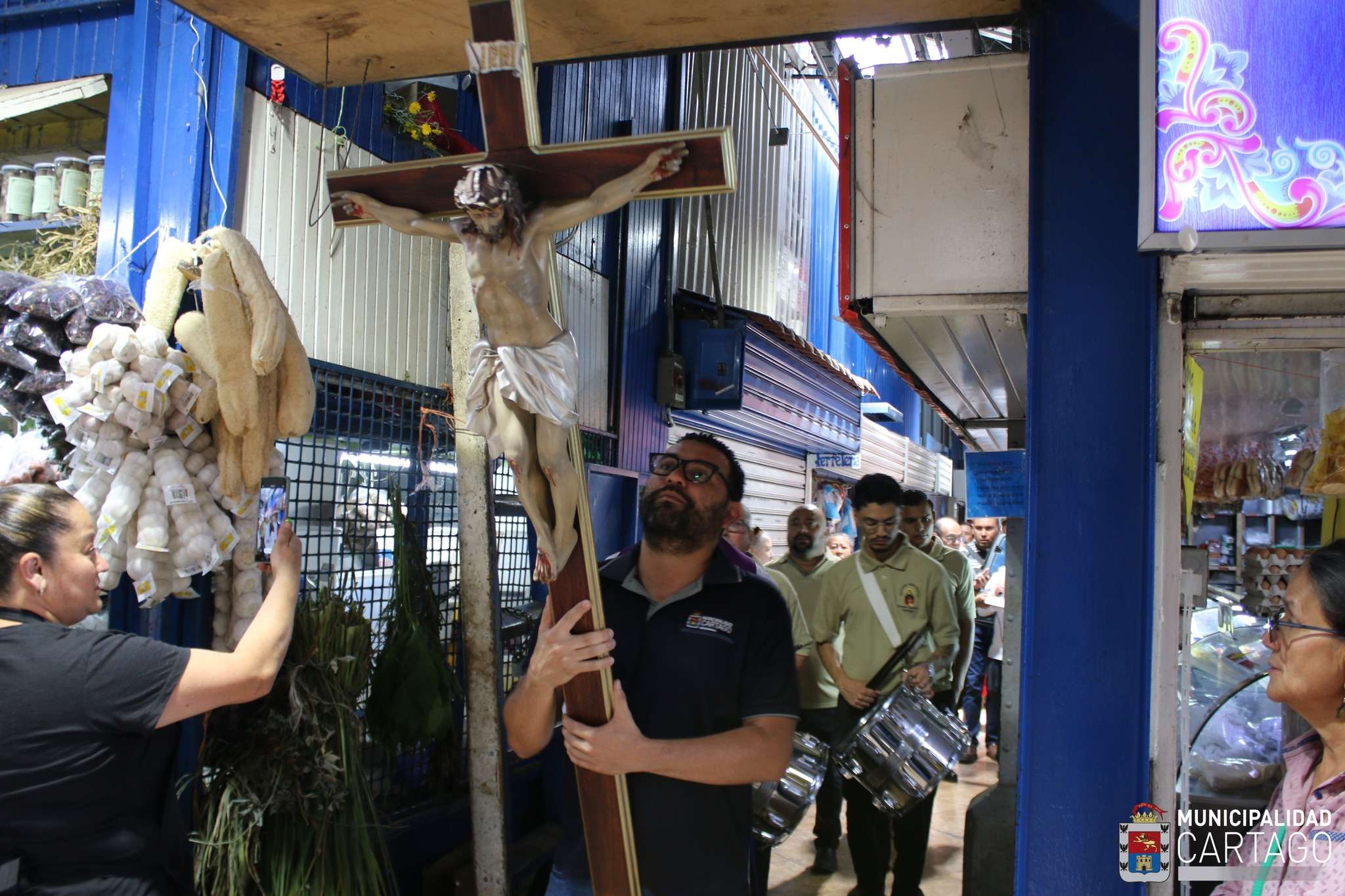 Fe y tradición recorrieron los pasillos del Mercado Municipal de Cartago